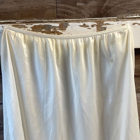 Vintage Warners Perfect Measure Ladies Half Slip, Medium, 29” L, White - Picture 2 of 5